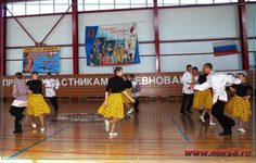Школьники исполнили русский народный танец.