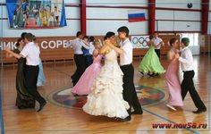 Танцевальная группа Камешкирской средней школы исполняет вальс.