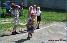 На спортивной площадке дети играли в спортивные игры