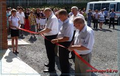 Алую ленточку перед входом на автостанцию перерезают В. К. Бочкарев, Н. П. Крутов, И. М. Потапов Алую ленточку перед входом на автостанцию перерезают В. К. Бочкарев, Н. П. Крутов, И. М. Потапов