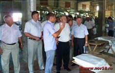 Директор ООО "Камешкир мешкотара" рассказывает В. К. Бочкареву о предприятии Директор ООО "Камешкир мешкотара" рассказывает В. К. Бочкареву о предприятии