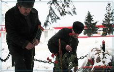 Возложение цветов к памятному камню в Русском Камешкире