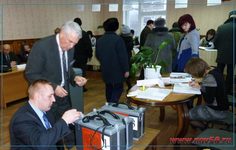 Члены избирательной комиссии опечатывают урны для голосования | Камешкирский район