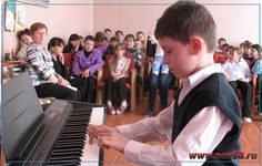 Воспитанник школы искусств Никита Коренков на благотворительном празднике