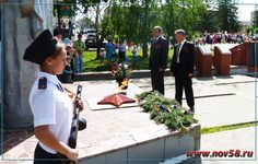 Руководство Камешкирского района возлагает цветы к памятнику погибшим воинам  | Новь