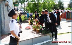 Руководство района и ветераны возлагают цветы к памятнику погибшим воинам | Новь
