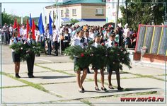 Цветы к памятнику возлагают кадеты Камешкирской средней школы | Новь