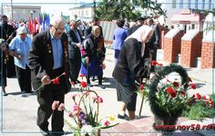 Цветы к памятнику возлагают ветераны Великой Отечественной войны | Новь