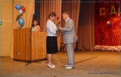 Глава администрации района Николай Крутов вручает награды учителям | Новь