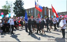 Вынос знамени на праздновании Дня победы в Русском Камешкире | Новь