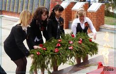 Ученицы Камешкирской средней школы возложили к памятнику гирлянду из цветов.