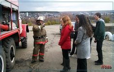 Сотрудник ПЧ-40 рассказывает школьникам об устройстве пожарной машины.