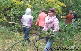 Работники госучреждений Русского Камешкира благоустраивают парк