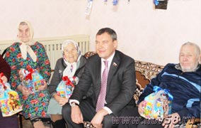 Депутат Ильдар Акчурин привез подарки своим подопечным в Камешкирском районе