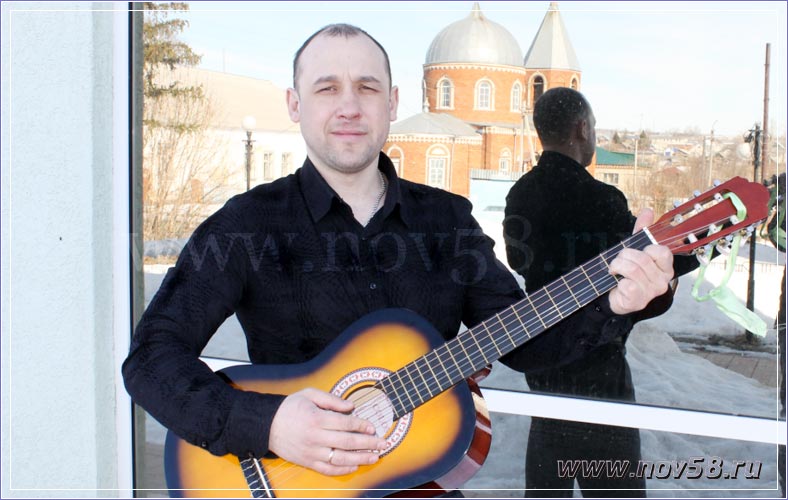 Любимец публики Александр Дунькин передает камешкирцам свою любовь к музыке